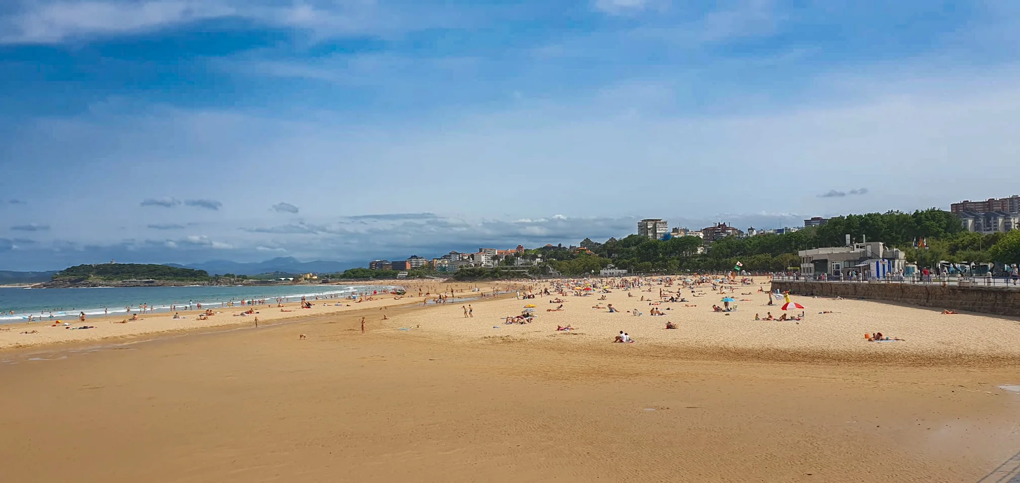 Playa con personas 