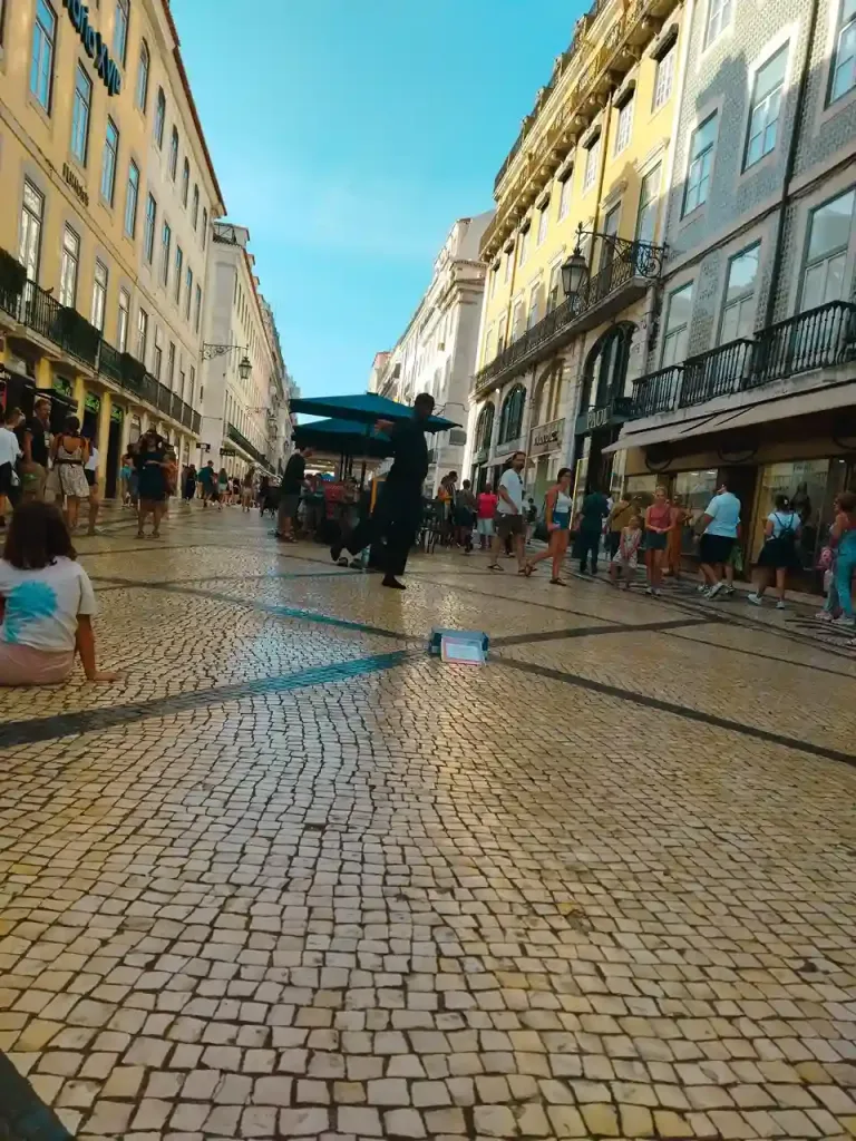 Bailarín negro en una calle peatonal