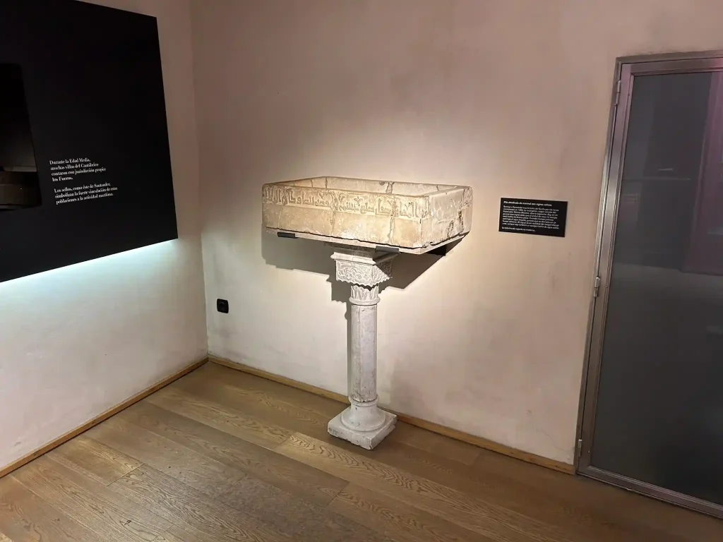 Pila almohade museo de Santander
