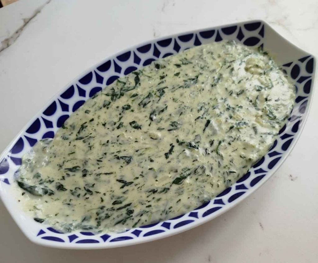 masa de croquetas de color blanquecino y con tonos verdes en una fuente de color azul y blanco