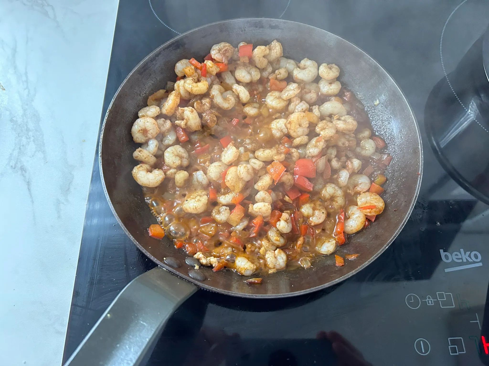 sofrito de verduras con las gambas

