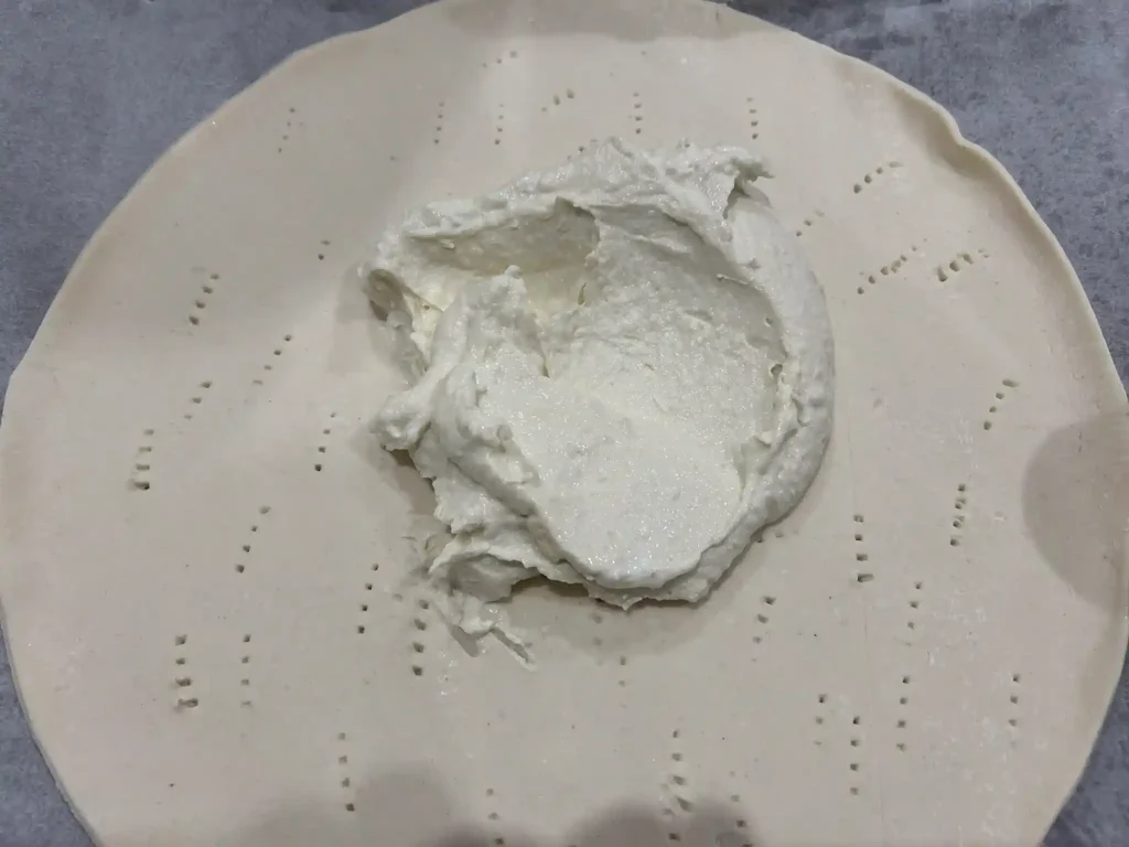 Mezcla de quesos sobre lámina de hojaldre sin gluten
